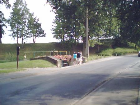 des promeneurs qui regarde